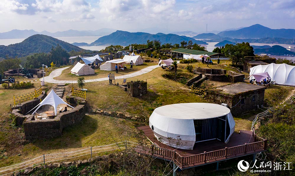 游客在浙江省舟山市定海區(qū)東岠島小坑崗山頂游玩。人民網(wǎng) 章勇濤攝