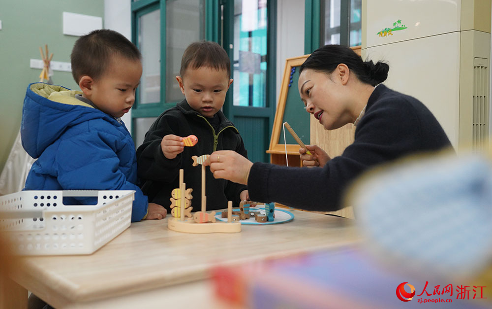 11月16日，在寧波市鎮(zhèn)海寶山幼兒園，小朋友在園內(nèi)和老師一起玩耍。人民網(wǎng) 章勇濤攝