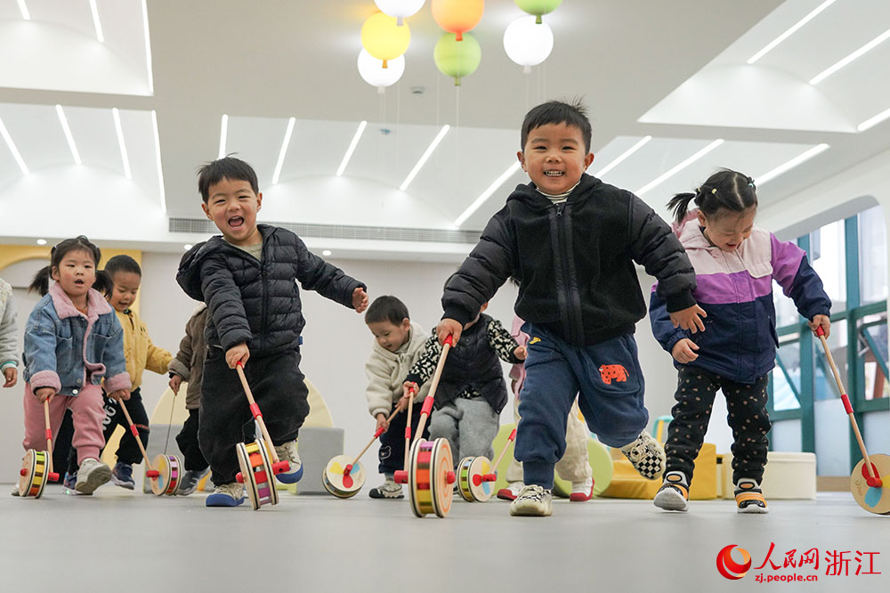 11月16日，在寧波市鎮(zhèn)海寶山幼兒園，小朋友在園內(nèi)開心地玩耍。人民網(wǎng) 章勇濤攝