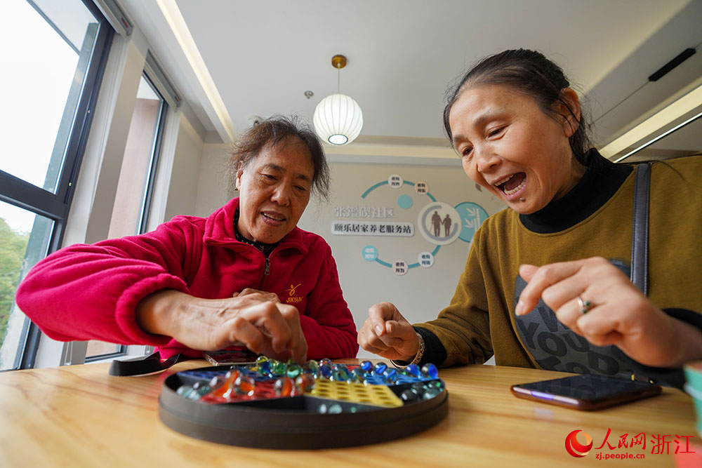 在寧波市鎮(zhèn)海區(qū)招寶山街道鄰里中心，市民在下跳棋。人民網(wǎng) 章勇濤攝