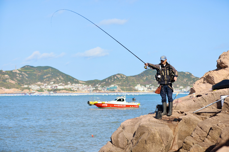 海釣愛(ài)好者正在比賽中。嵊泗縣委宣傳部供圖