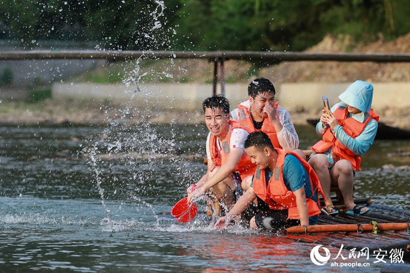 游客在月亮灣盡享夏日清涼。人民網(wǎng)記者 張俊攝