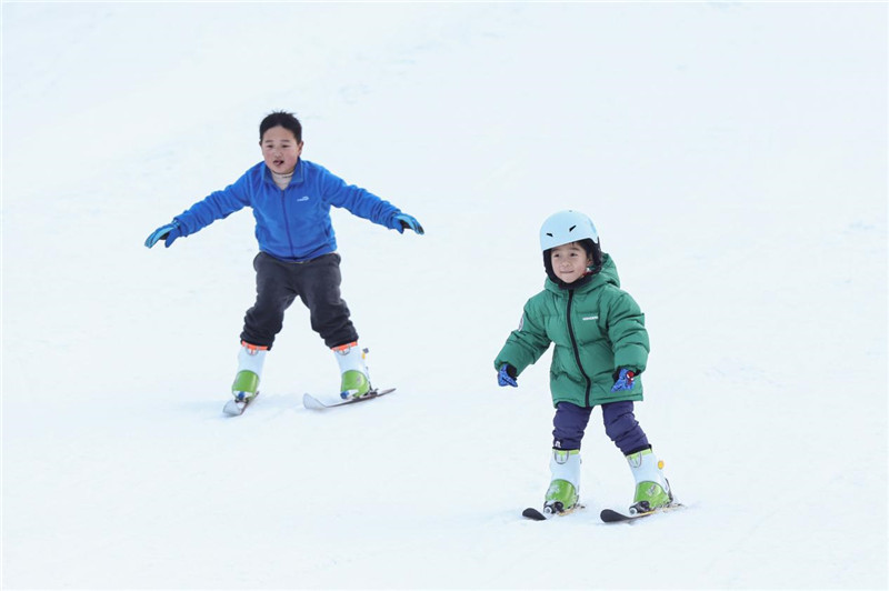 岳西大別山滑雪樂園內(nèi)滑雪的兒童。人民網(wǎng)記者 張俊攝