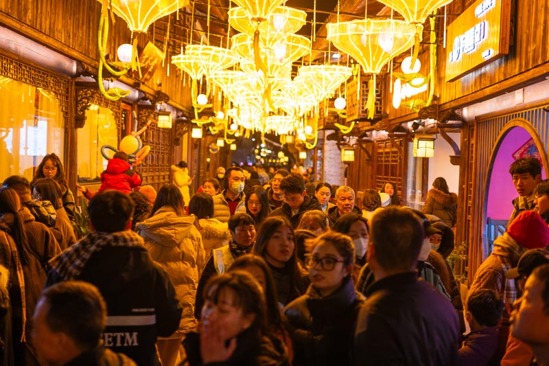 十里長(zhǎng)街商圈夜景。路橋街道供圖