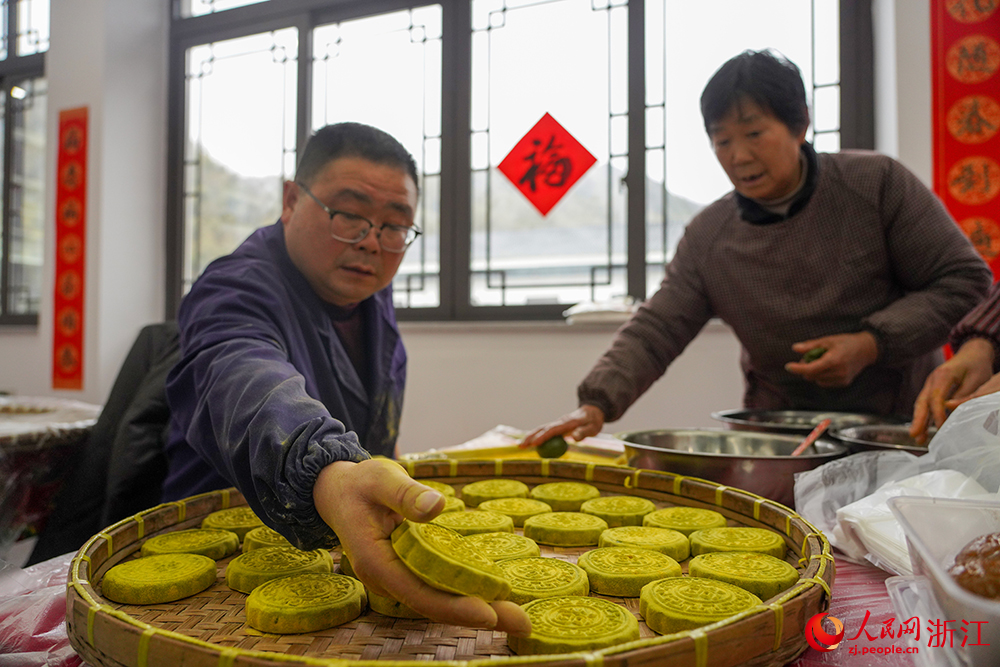 2月3日，在浙江省余姚市鹿亭鄉(xiāng)，村民在制作松花團(tuán)子。人民網(wǎng) 章勇濤攝