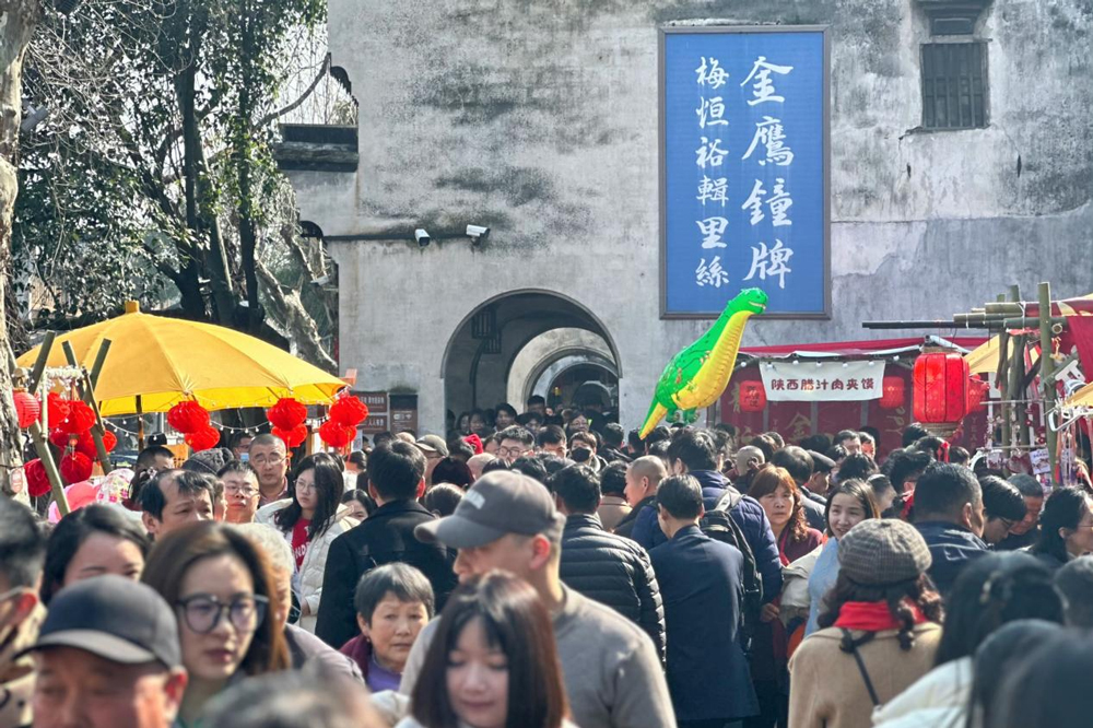 文創(chuàng)集市人頭攢動。費祎攝