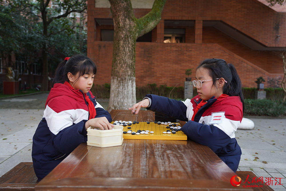 在寧波市江北區(qū)慈城鎮(zhèn)中城小學，學生坐棋盤前執(zhí)子對弈。人民網(wǎng) 章勇濤攝