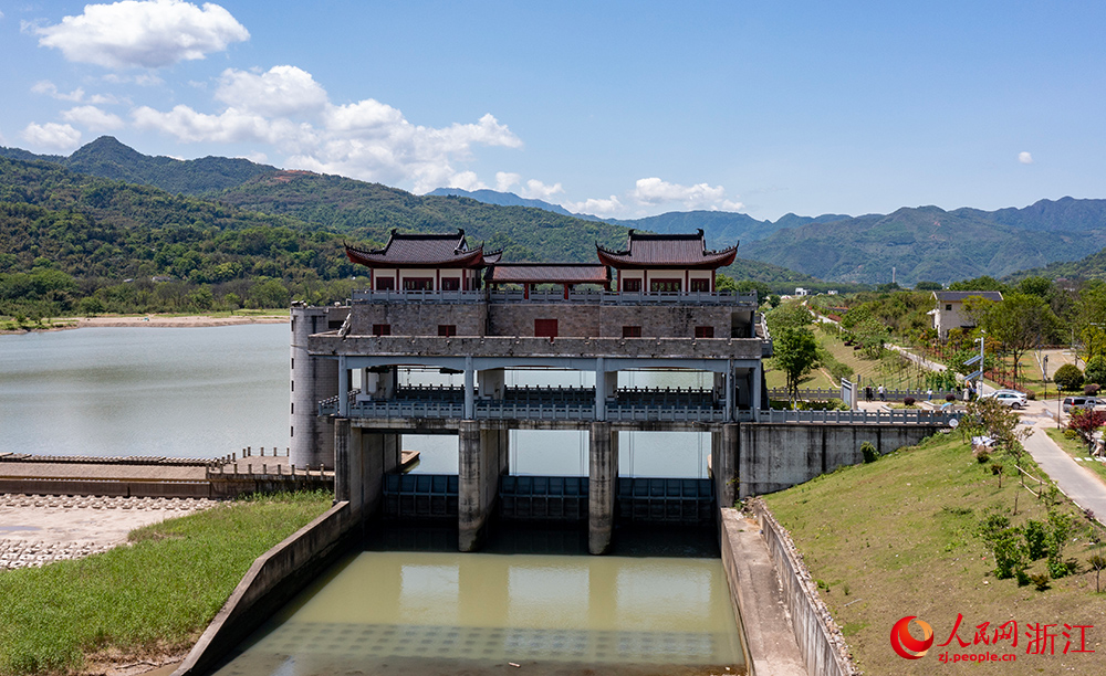 從空中俯瞰浙江省瑞安市高樓鎮(zhèn)灘腳堰壩工程的壩體，其橫跨在飛云江上，蔚為壯觀。人民網(wǎng) 章勇濤攝