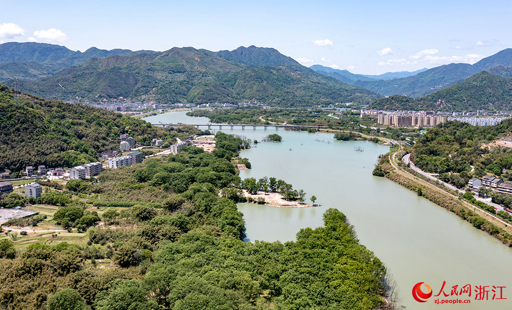 河暢、水清、岸綠、景美的生態(tài)環(huán)境，繪就了一幅天更藍、水更清、人富足的和美畫卷。人民網(wǎng) 章勇濤攝