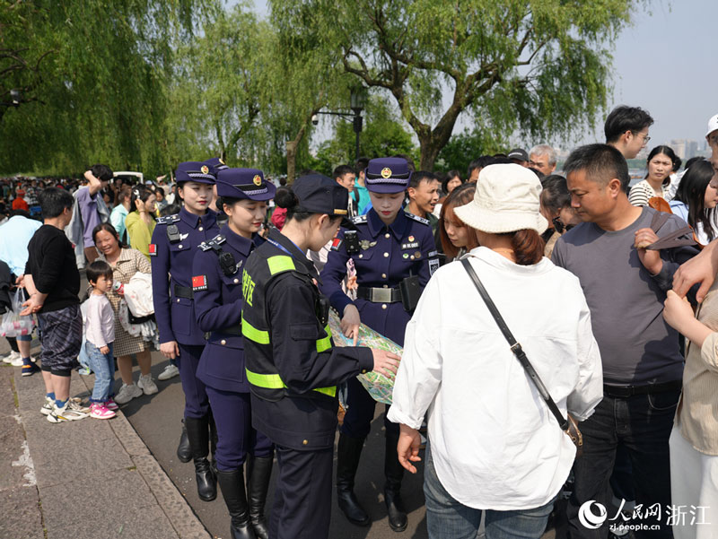 西湖女子巡邏隊穿梭在景區(qū)中，為市民游客提供服務(wù)。人民網(wǎng) 劉欣蔚攝