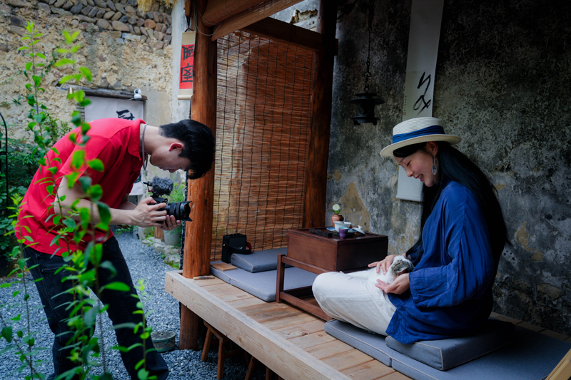 拍攝團(tuán)隊用鏡頭展現(xiàn)瀟灑桐廬。桐廬縣文廣旅體局供圖