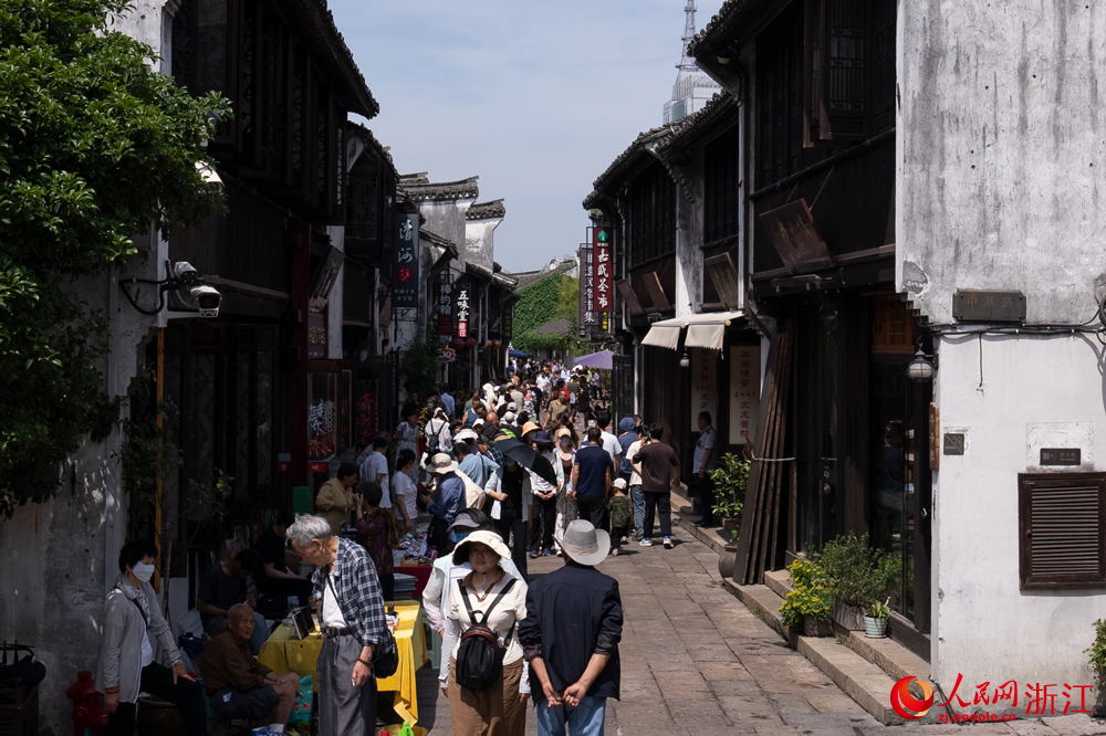 5月26日，浙江省嘉興市月河街上，游客摩肩接踵、絡(luò)繹不絕。人民網(wǎng)記者 葛泰佚攝