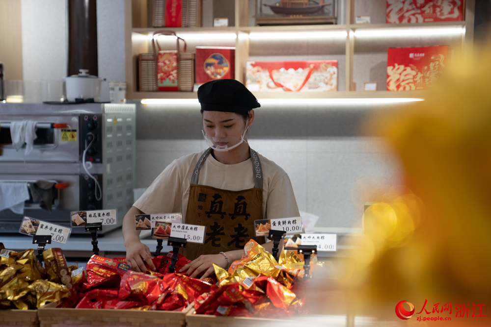 5月26日，端午將至，浙江省嘉興市月河街的一處店鋪內(nèi)，各種口味的散裝粽子被擺放在顯眼位置。人民網(wǎng) 陳陸洵攝