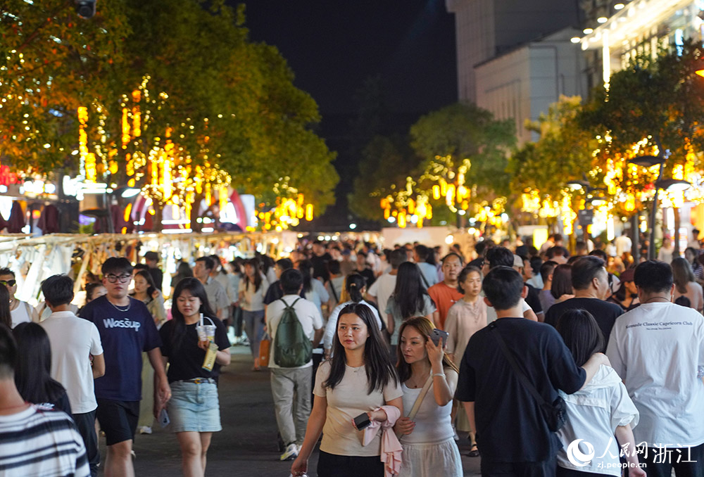 5月24日，華燈初上，煙火氣滿滿的杭州武林夜市。人民網(wǎng)  章勇濤攝