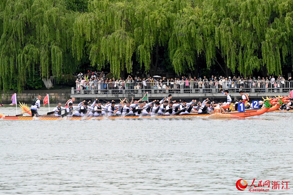 6月2日，2024嘉興端午民俗文化節(jié)龍舟競(jìng)渡和踏白船表演賽在嘉興西南湖熱鬧開(kāi)啟。人民網(wǎng)記者 葉賓得攝