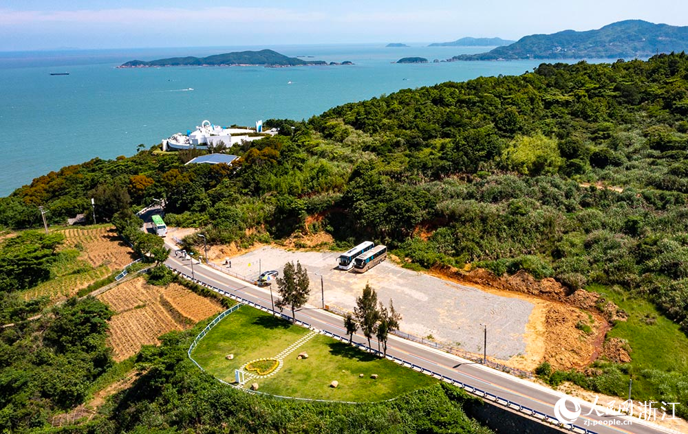 空中俯瞰“中國(guó)東海岸一號(hào)公路”宛如玉帶，綿延山海間，勾勒出一幅“山海蒼南”的天然圖景。人民網(wǎng) 章勇濤攝