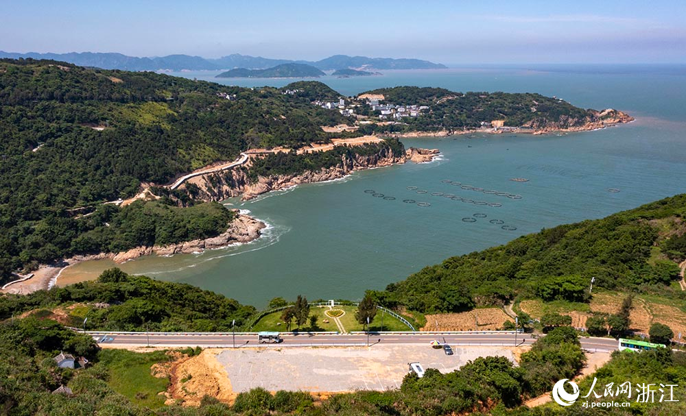 空中俯瞰“中國(guó)東海岸一號(hào)公路”宛如玉帶，綿延山海間，勾勒出一幅“山海蒼南”的天然圖景。人民網(wǎng) 章勇濤攝