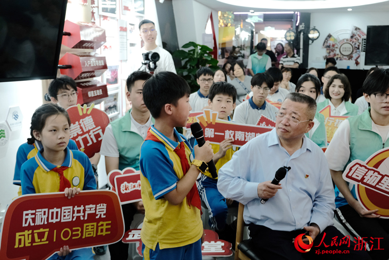 青年與館長面對面環(huán)節(jié)，杭州市金都天長小學的學生進行提問。人民網(wǎng) 劉欣蔚攝