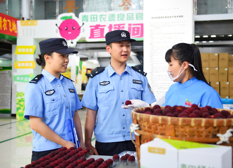 民警走進(jìn)直播基地開展宣傳。饒海曉攝