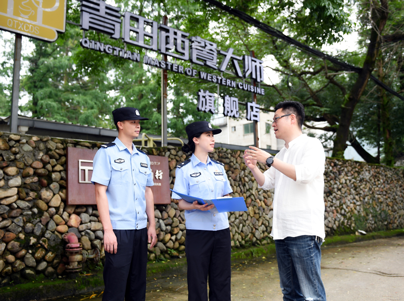 青田民警走訪華僑經(jīng)濟(jì)文化合作試驗(yàn)區(qū)建設(shè)發(fā)展中心。饒海曉攝