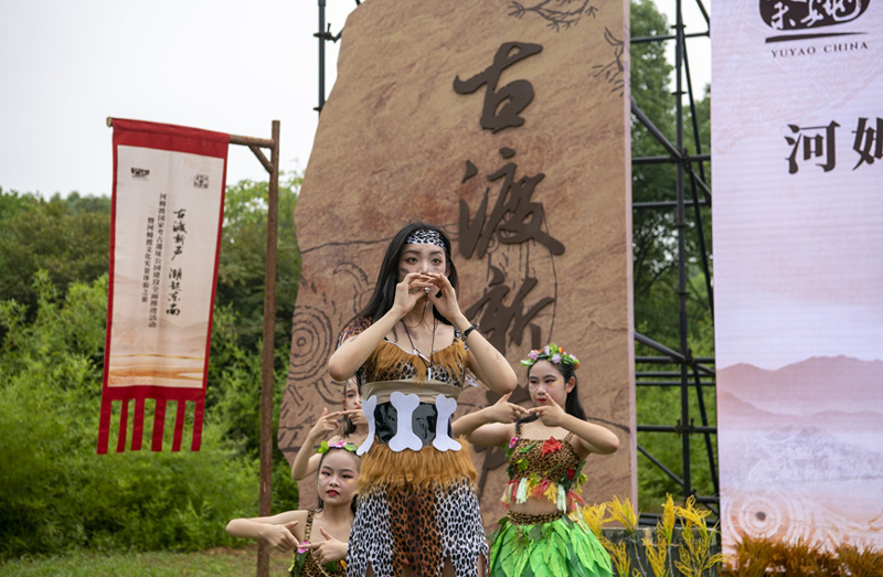 河姆渡國家考古遺址公園建設(shè)全面推進(jìn)活動(dòng)舉行。河姆渡遺址上演實(shí)景體驗(yàn)之旅。張輝攝