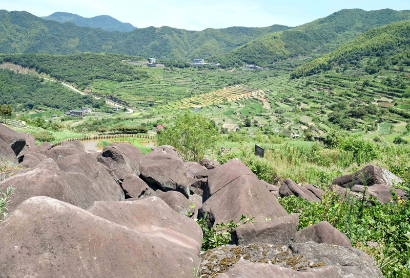 覆卮山山崗上的石浪是第四紀(jì)冰川遺跡，故又稱(chēng)“萬(wàn)年石浪”。程欣攝