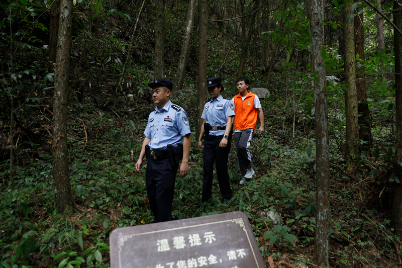 民警在轄區(qū)山林間巡邏。胡昌清攝