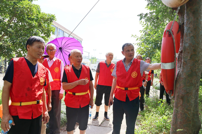 “五老”黨建服務(wù)團(tuán)成員參與巡河工作。螺洋街道供圖