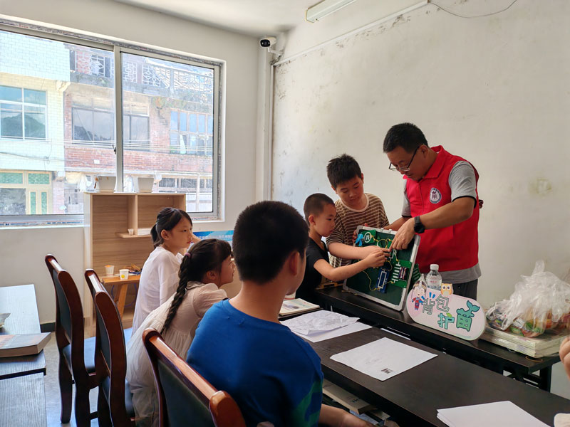 “背包護(hù)苗”行動豐富孩子假日生活。文成縣委宣傳部供圖