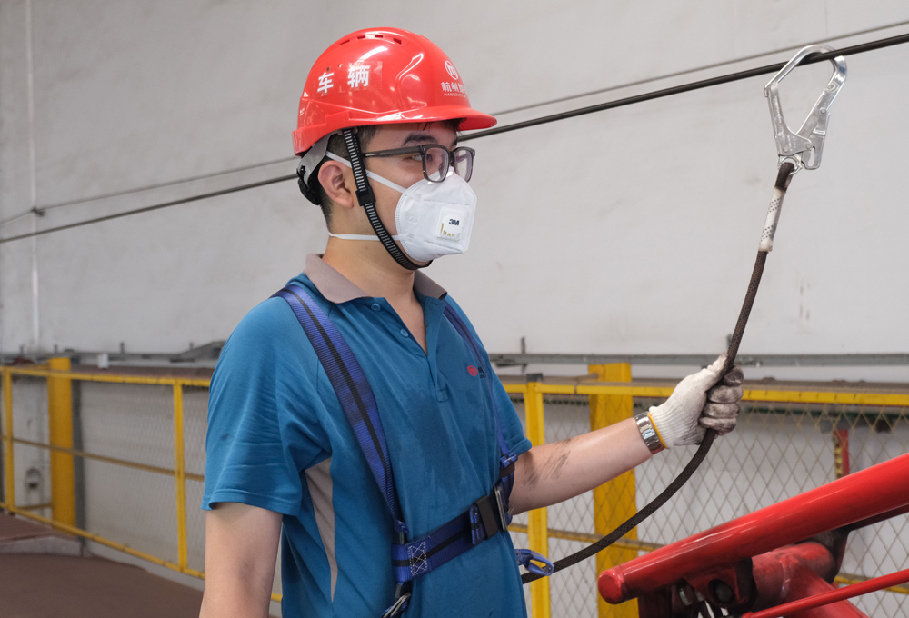 地鐵車輛檢修員登上車頂進行檢修作業(yè)。程欣攝