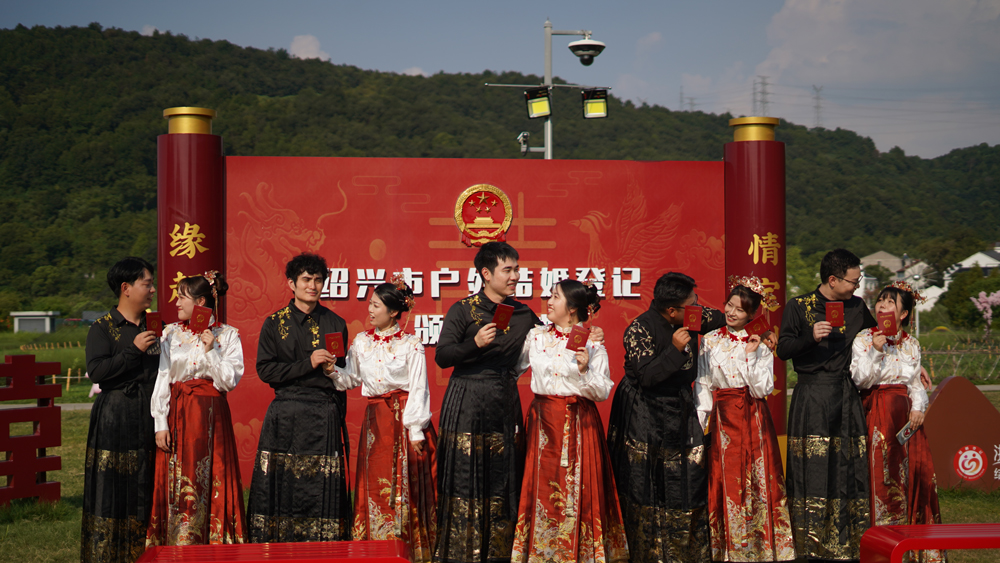 8月10日，嵊州市越劇小鎮(zhèn)里舉辦了一場“緣起嵊山·情定剡水”國風(fēng)集體婚禮。嵊州市委宣傳部供圖