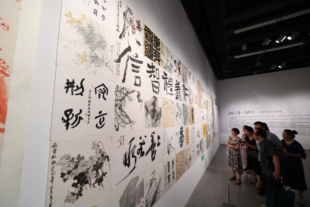 “缶脈薪續(xù)——董芷林師生書畫作品聯(lián)展”在寧波美術(shù)館開幕。唐嚴(yán)攝