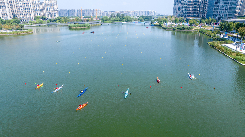 皮劃艇挑戰(zhàn)賽競爭激烈。甬江街道供圖