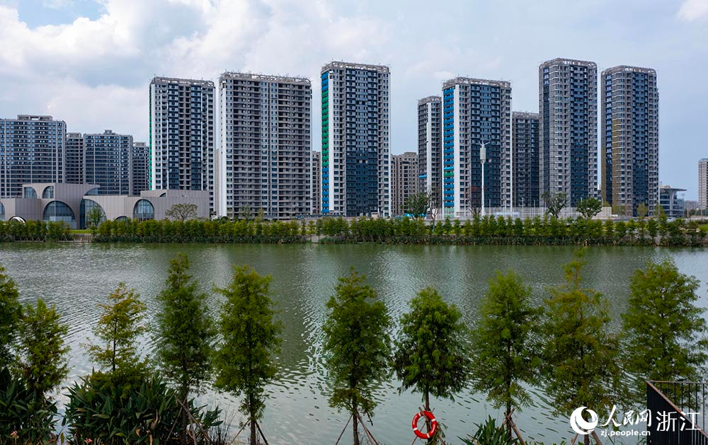 空中俯瞰臺州市黃巖區(qū)東浦未來社區(qū)，一幢幢高樓拔地而起，工程建設(shè)穩(wěn)步推進(jìn)。人民網(wǎng) 章勇濤攝