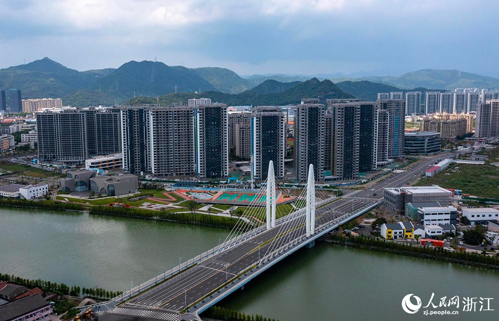 空中俯瞰臺州市黃巖區(qū)東浦未來社區(qū)，一幢幢高樓拔地而起，工程建設穩(wěn)步推進。人民網(wǎng) 章勇濤攝