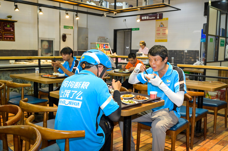 小哥在食堂用餐。秀洲區(qū)委宣傳部供圖