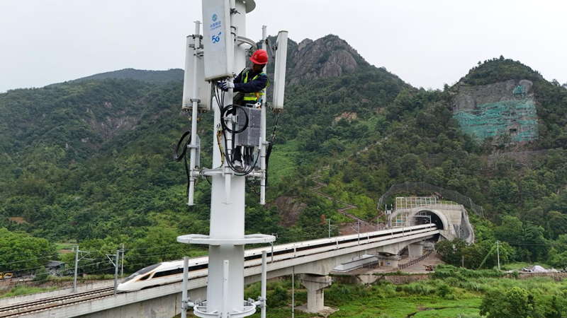 沿高鐵線路建設(shè)通訊網(wǎng)絡(luò)基站。浙江移動供圖