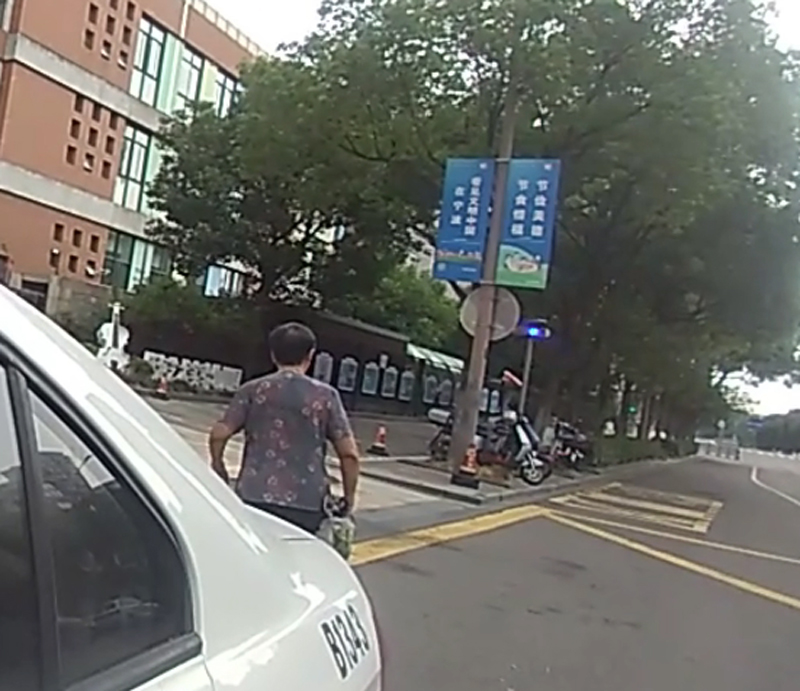 林杰將車停好并攙扶阿婆下車，準(zhǔn)備送其回家，但阿婆怕耽誤林杰工作，表示自己已經(jīng)認(rèn)識(shí)回家的路了，可以自己回家。