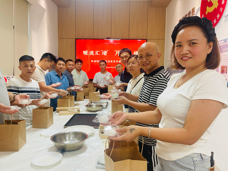 制作冰皮月餅。馬渚鎮(zhèn)供圖