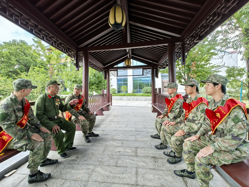 抗戰(zhàn)老兵陳彩連向新兵講述軍旅故事。池安寧攝