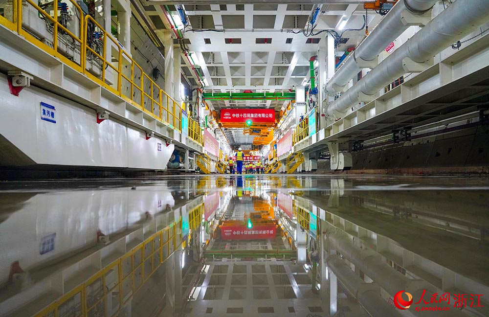 中鐵十四局技術(shù)人員在浙江省寧波市甬舟鐵路海底隧道地下58米深掘進工作現(xiàn)場。人民網(wǎng) 章勇濤攝