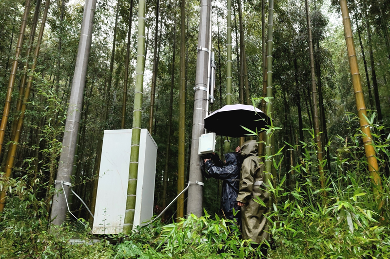 湖州移動(dòng)搶修人員冒著大雨前往安吉山區(qū)開展基站搶修