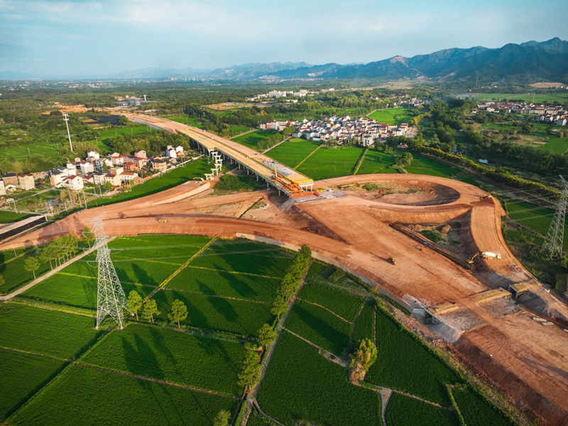 九峰山大橋施工現(xiàn)場。浙高建公司供圖