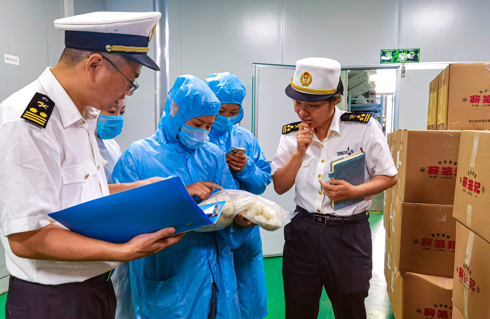 9月24日，嵊新海關(guān)工作人員正在企業(yè)里給出口柬埔寨的嵊州小籠包驗(yàn)貨。張亮宗攝