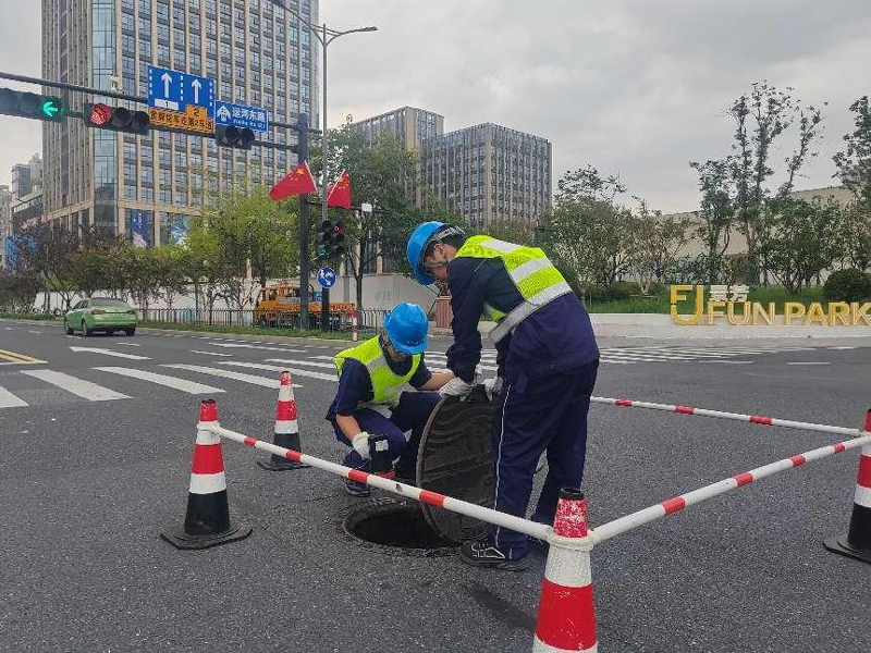 水務(wù)工作人員保障假期城市供水穩(wěn)定安全。杭州市水務(wù)集團供圖