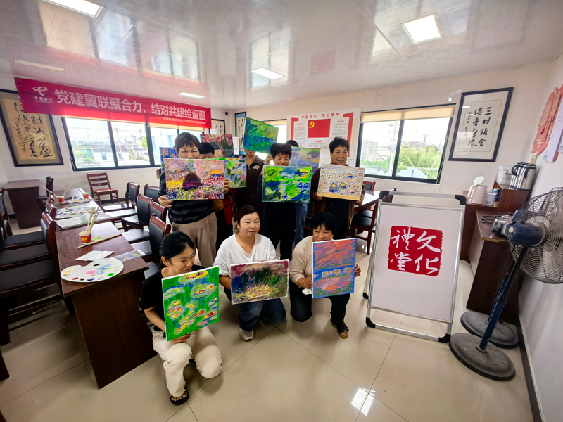 阿蟶嫂們展示成果。長街鎮(zhèn)供圖