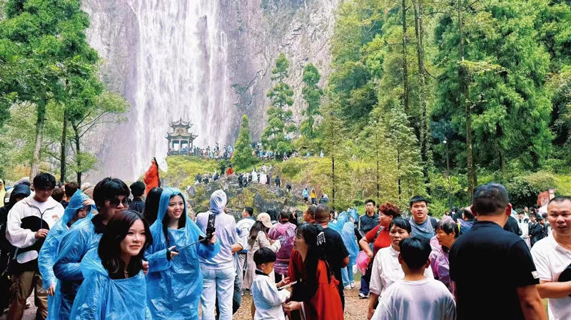 國慶期間，劉伯溫故里景區(qū)百丈漈景點內(nèi)人頭攢動、熱鬧非凡