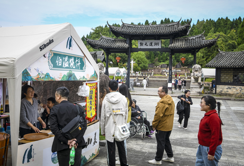 國慶期間，劉伯溫故里景區(qū)百丈漈景點內(nèi)人頭攢動、熱鬧非凡。文成縣委宣傳部供圖