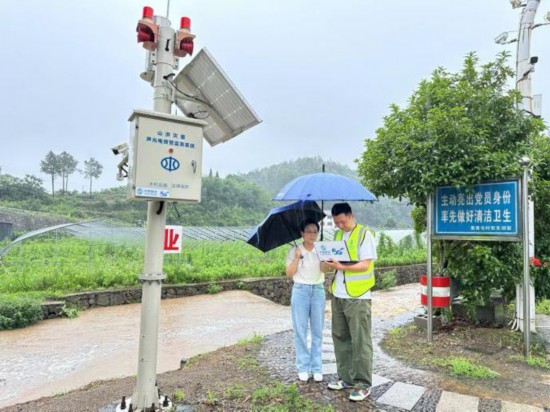 金華移動(dòng)工作人員在調(diào)試5G+聲光電預(yù)警設(shè)備