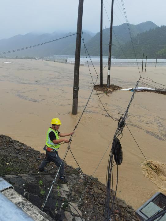 道路被淹，浙江移動(dòng)杭州分公司工作人員通過繩索前往搶修點(diǎn)